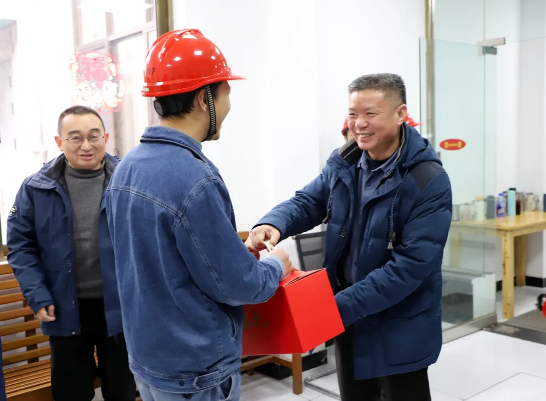 集團領導慰問春節在崗職工2.png